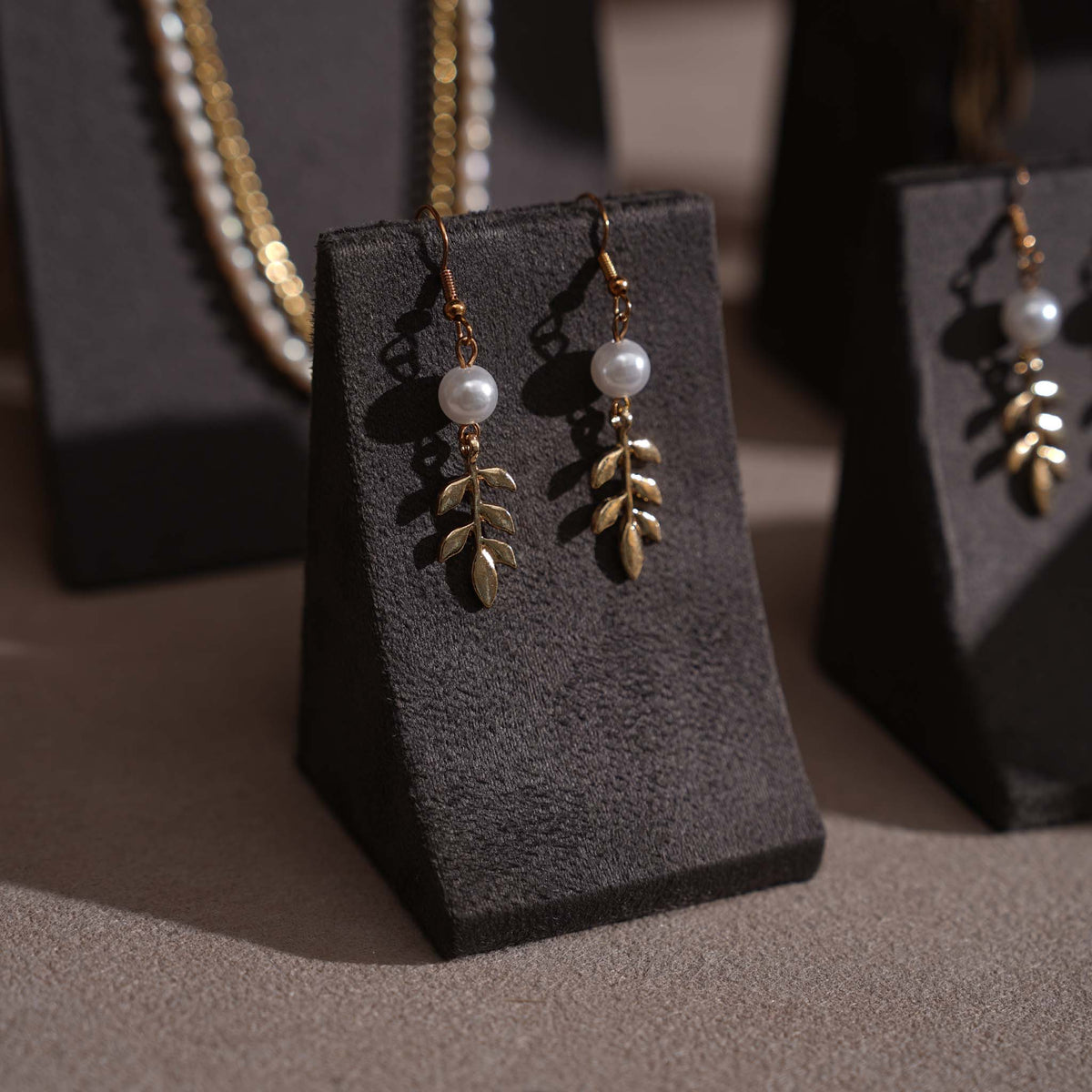 Vignette Jewelry Display Set — Dark Gray 24 Pieces