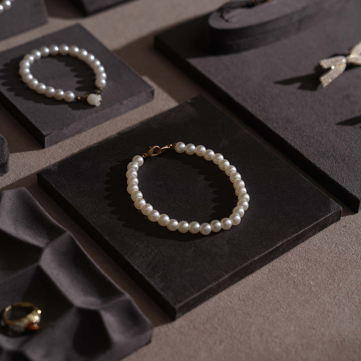 Vignette Jewelry Display Set — Dark Gray 24 Pieces