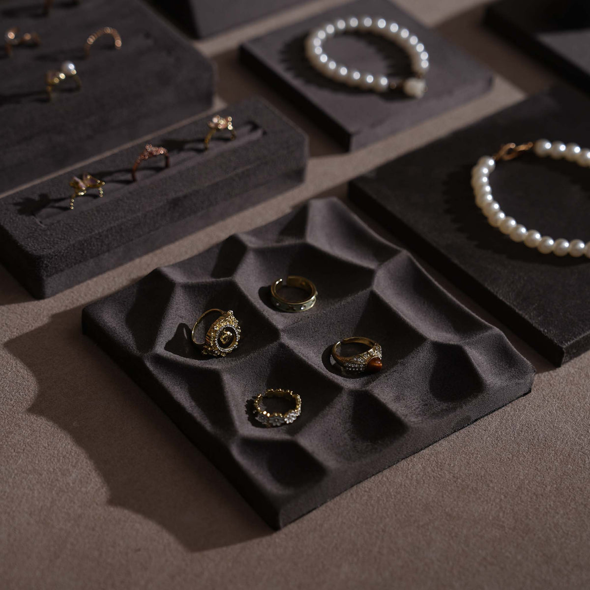 Vignette Jewelry Display Set — Dark Gray 24 Pieces