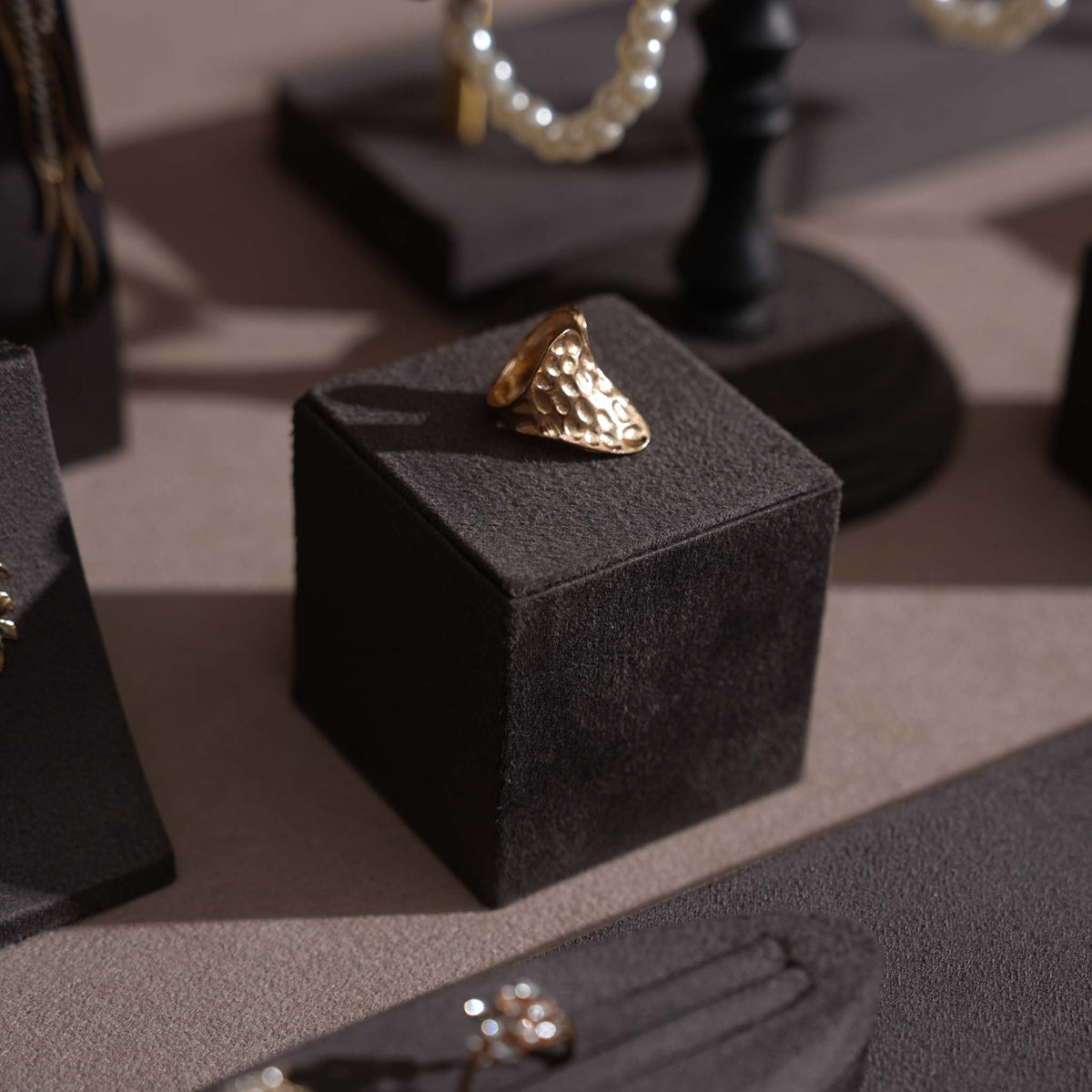 Vignette Jewelry Display Set — Dark Gray 24 Pieces