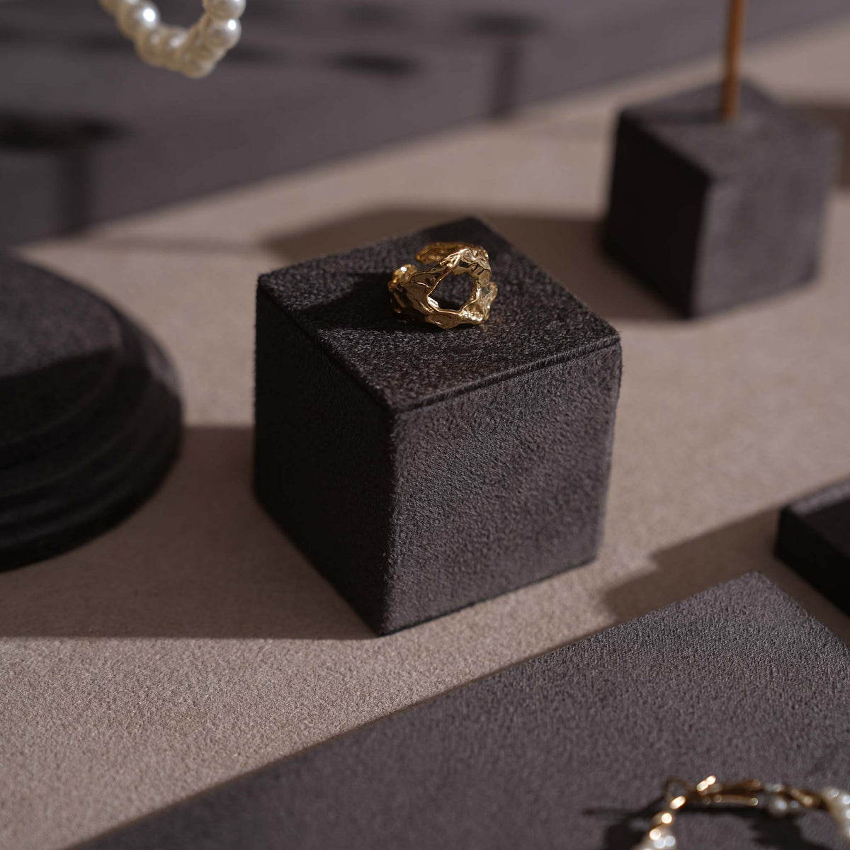 Vignette Jewelry Display Set — Dark Gray 24 Pieces