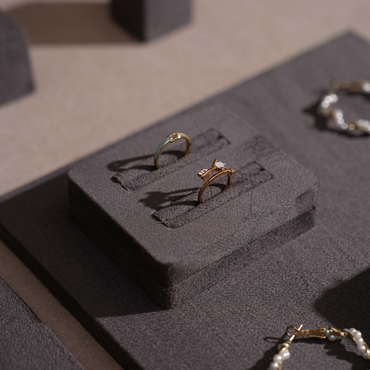 Vignette Jewelry Display Set — Dark Gray 24 Pieces