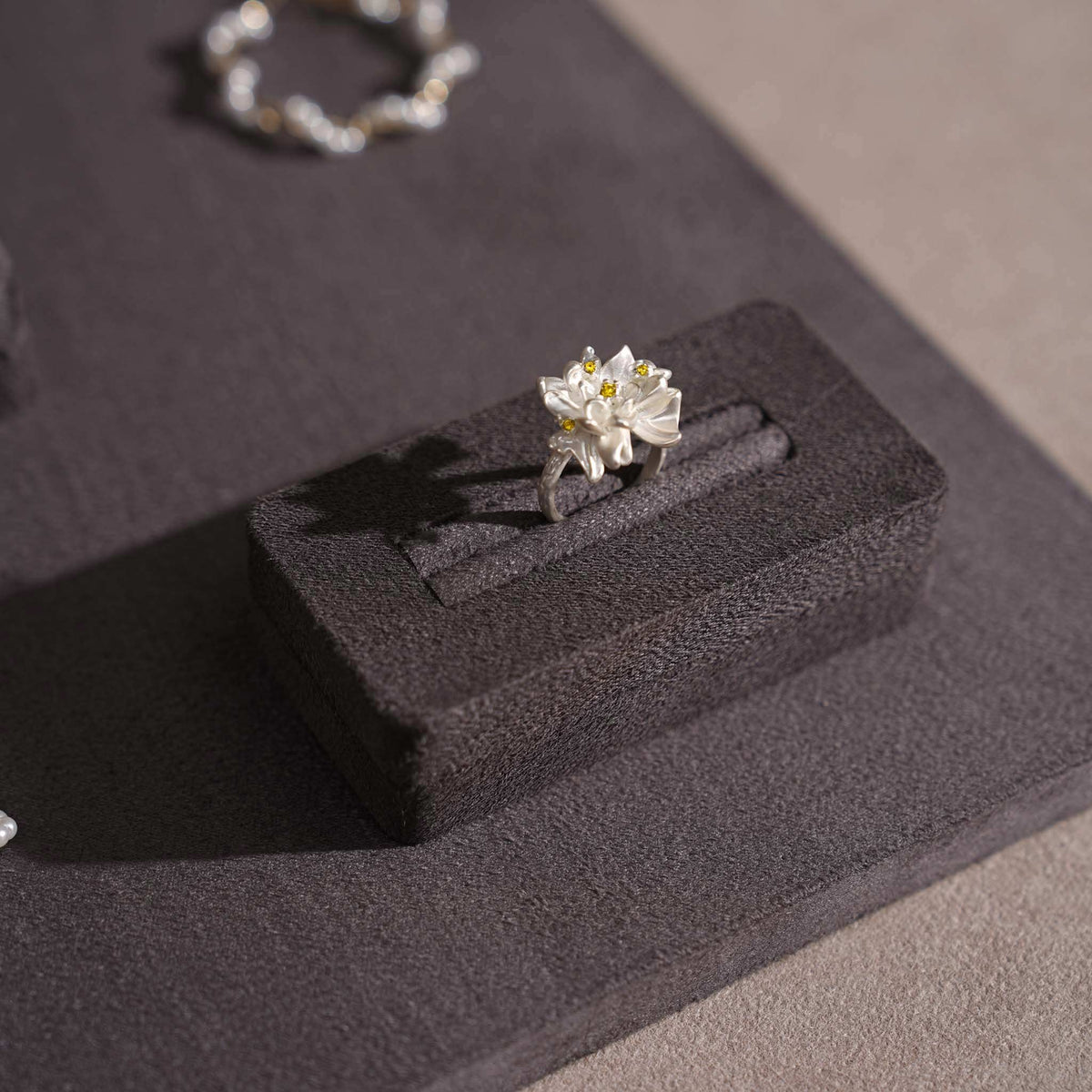 Vignette Jewelry Display Set — Dark Gray 24 Pieces