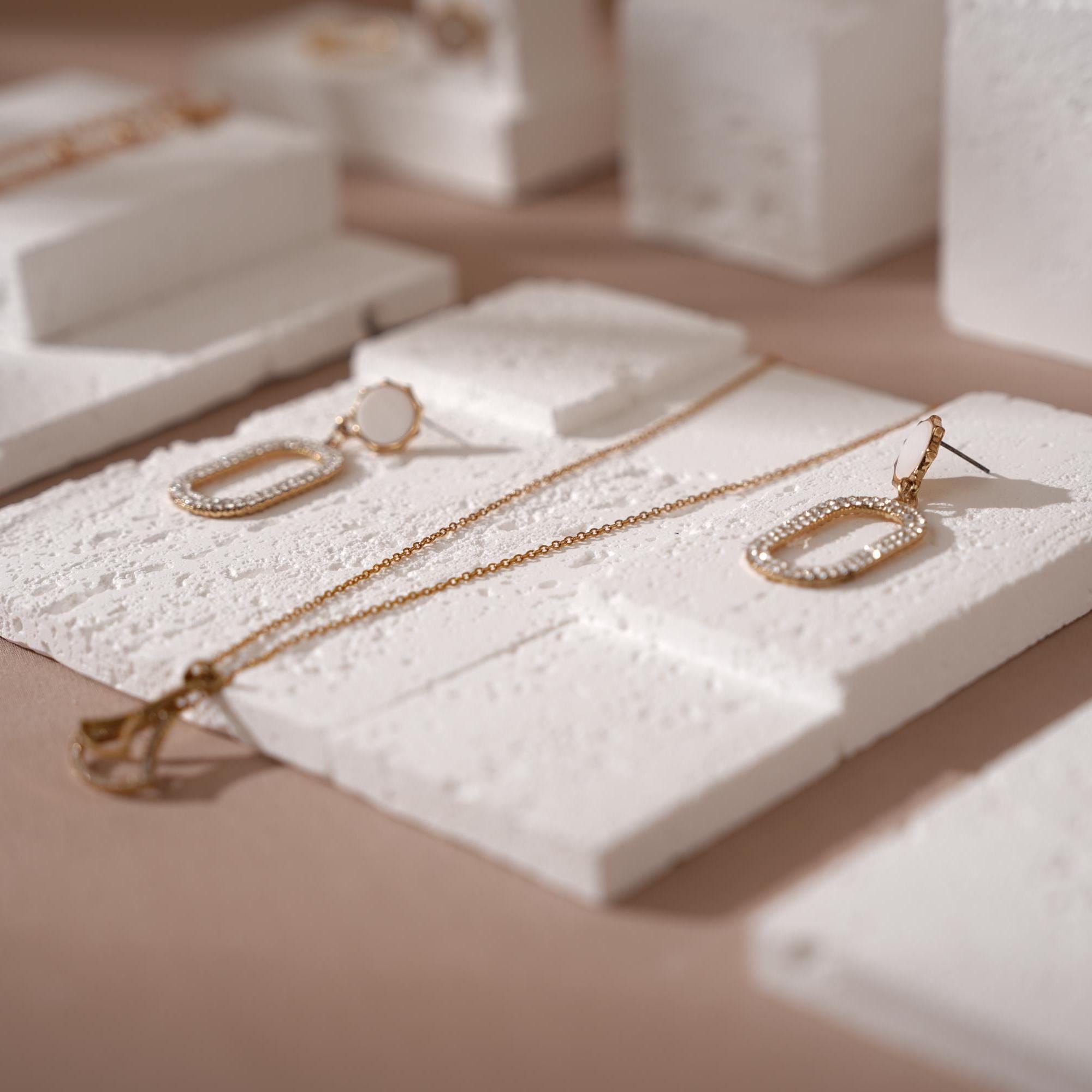 Elegant Gypsum Jewelry Display