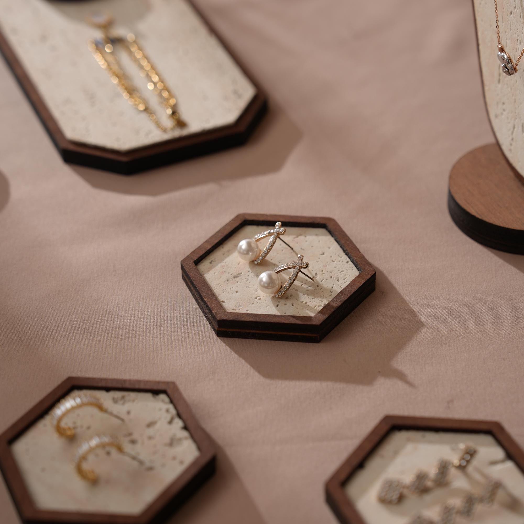 Elegant Jewelry Display Set: Stone-Look Necklace, Ring & Earring Organizer