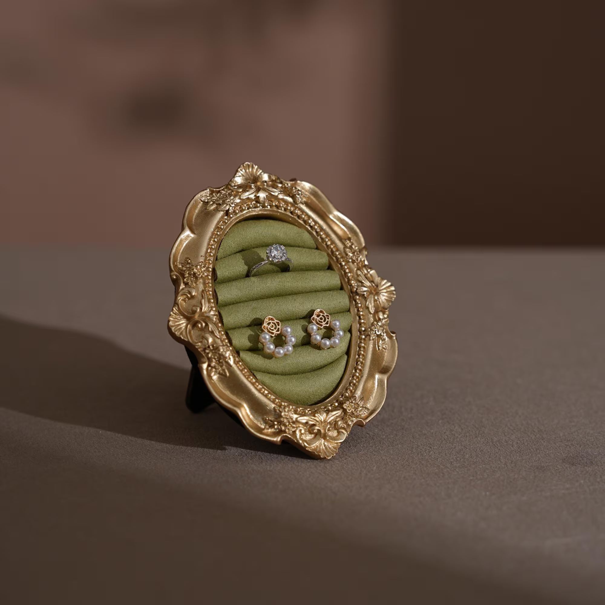 Rococo Artisan Ring Display