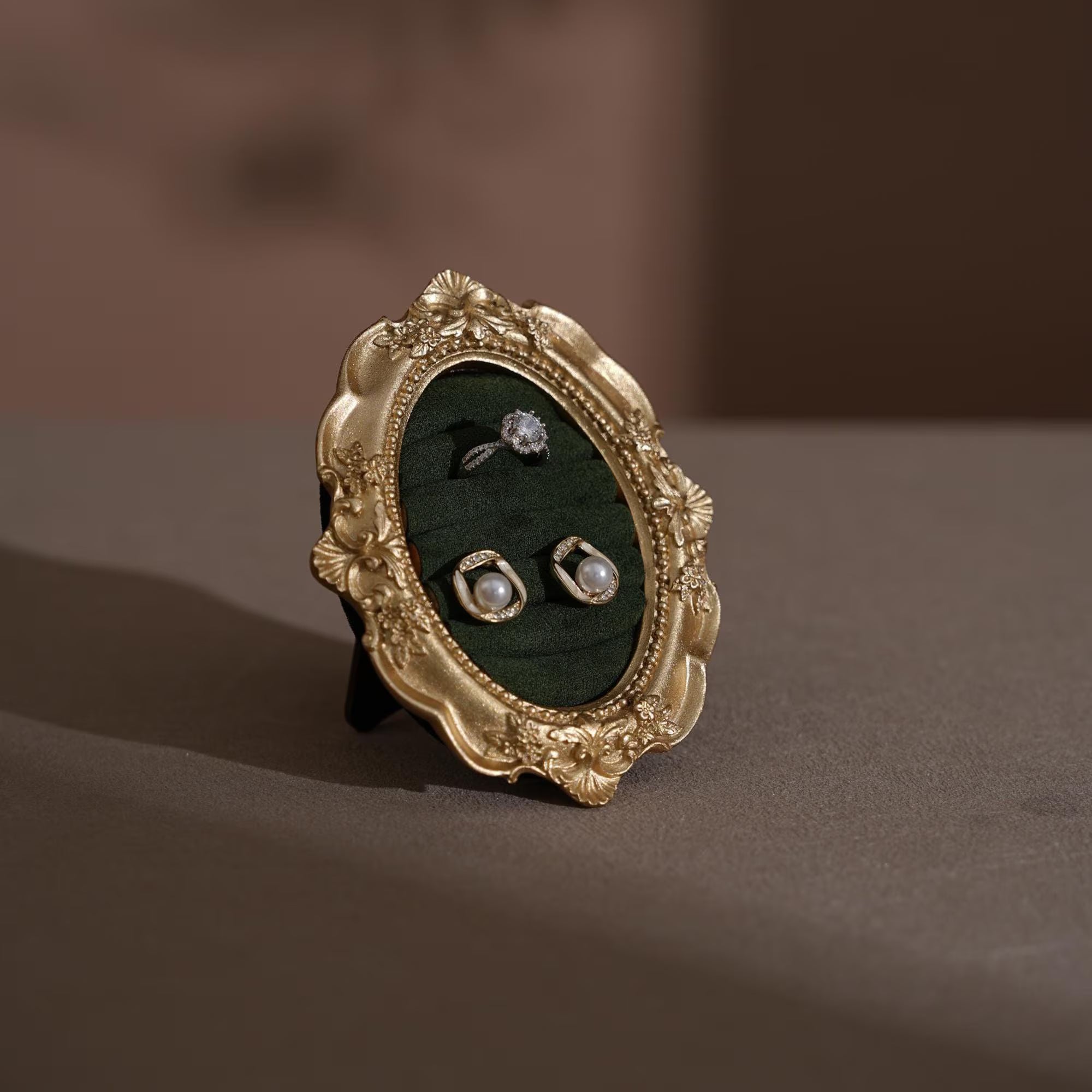 Rococo Artisan Ring Display