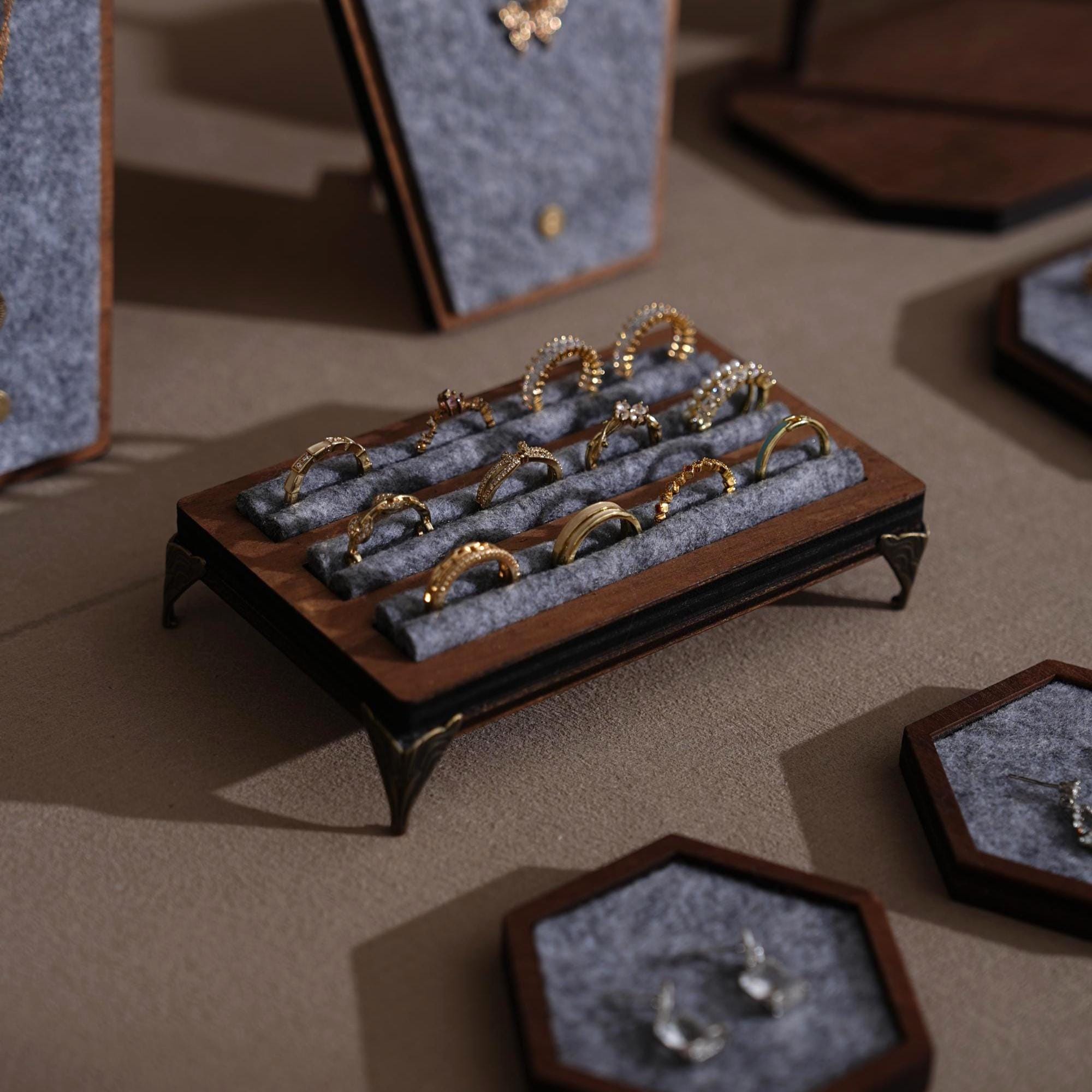Gray Felt Jewelry Display Set – Walnut Veneer Base for Rings and Bracelets
