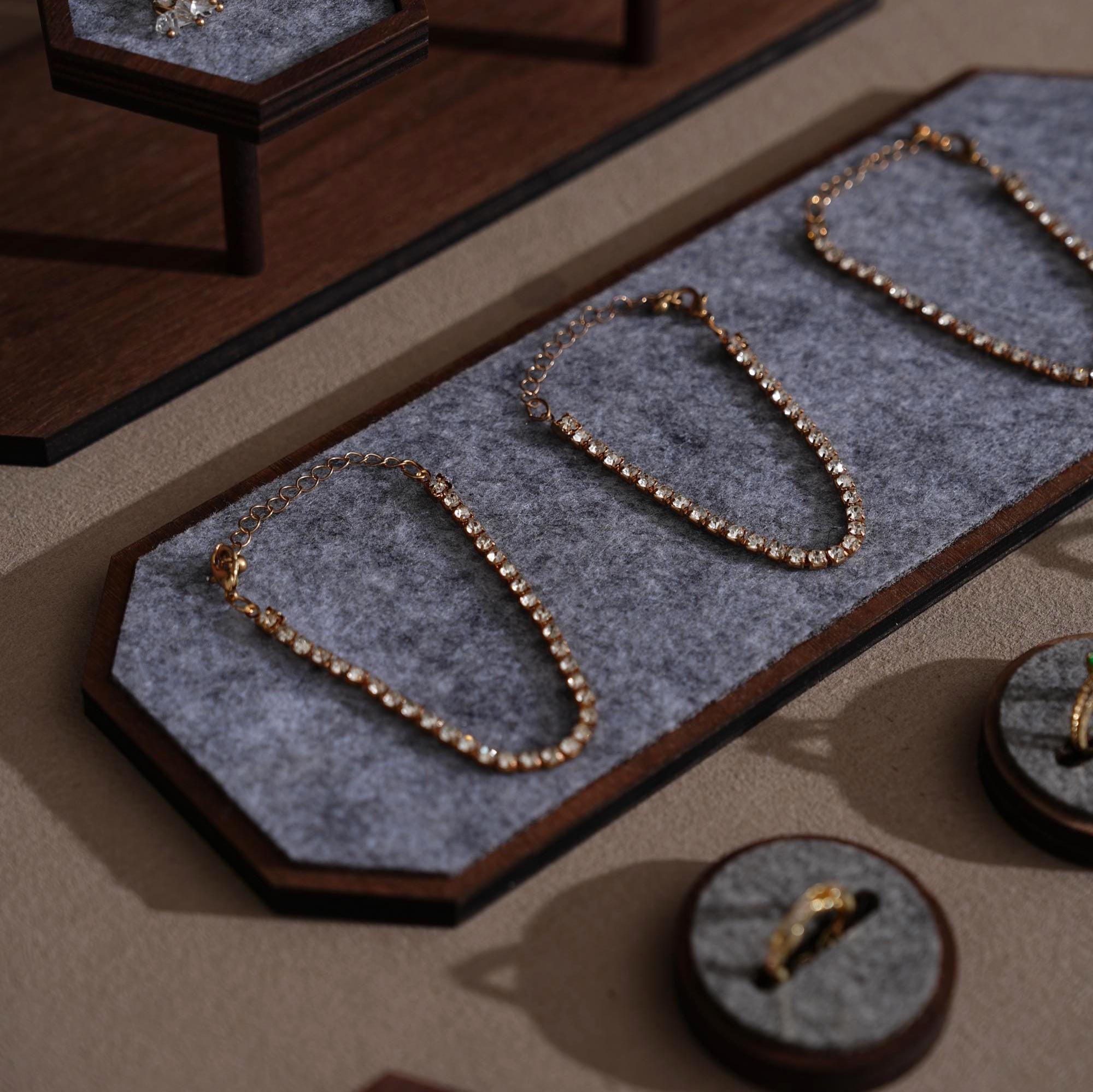 Gray Felt Jewelry Display Set – Walnut Veneer Base for Rings and Bracelets