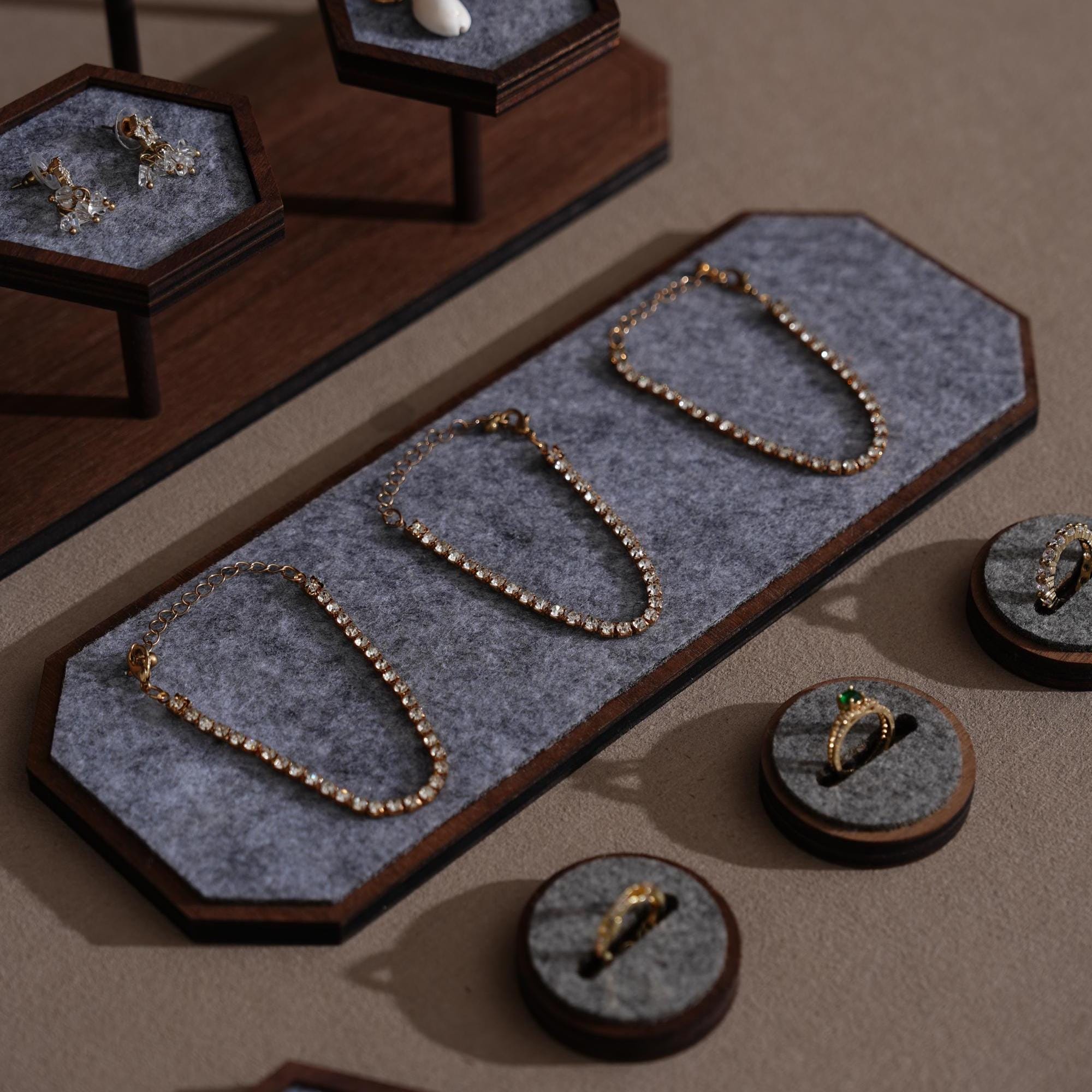 Gray Felt Jewelry Display Set – Walnut Veneer Base for Rings and Bracelets
