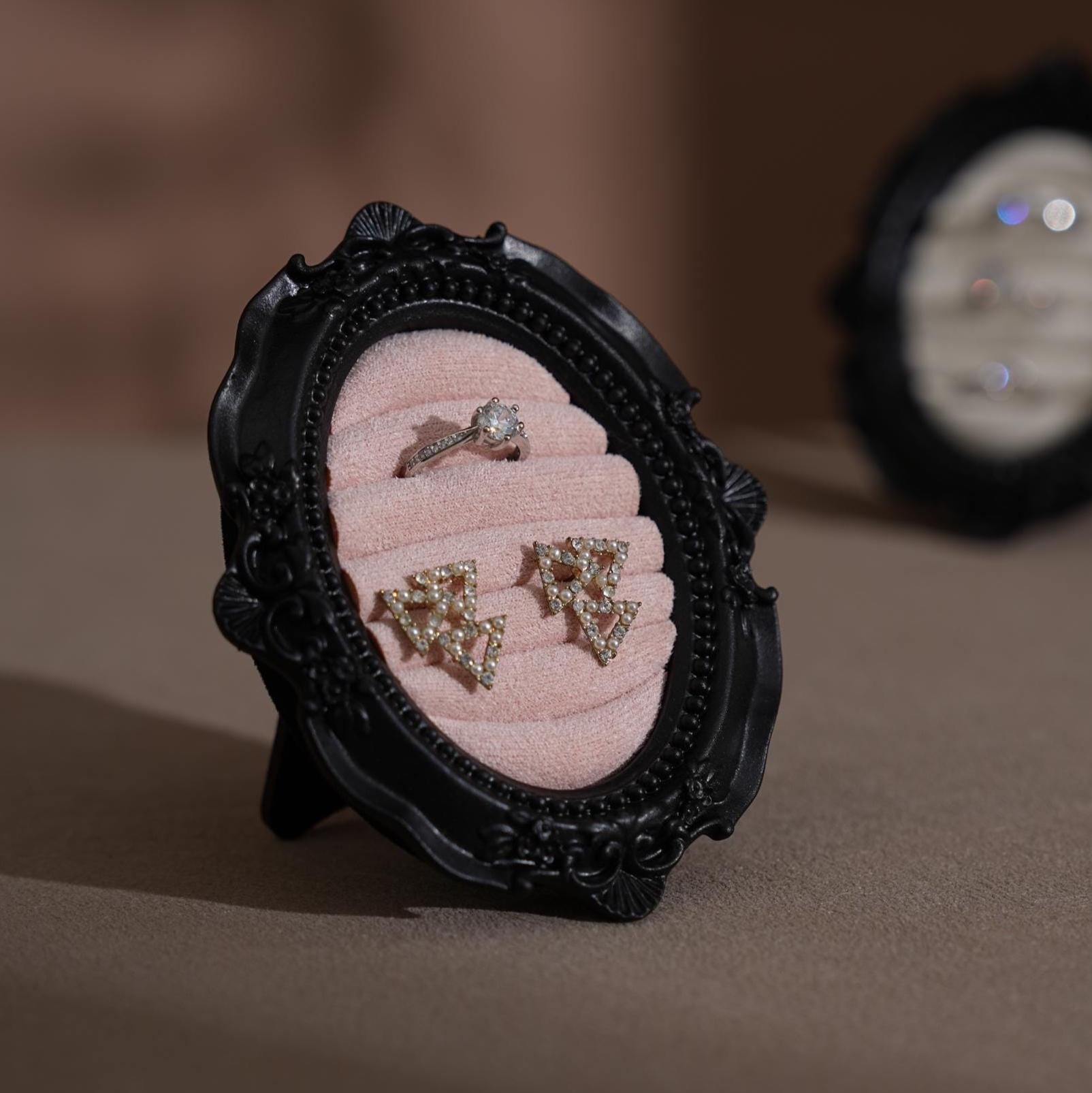 Oval Rococo Ring Display Frame