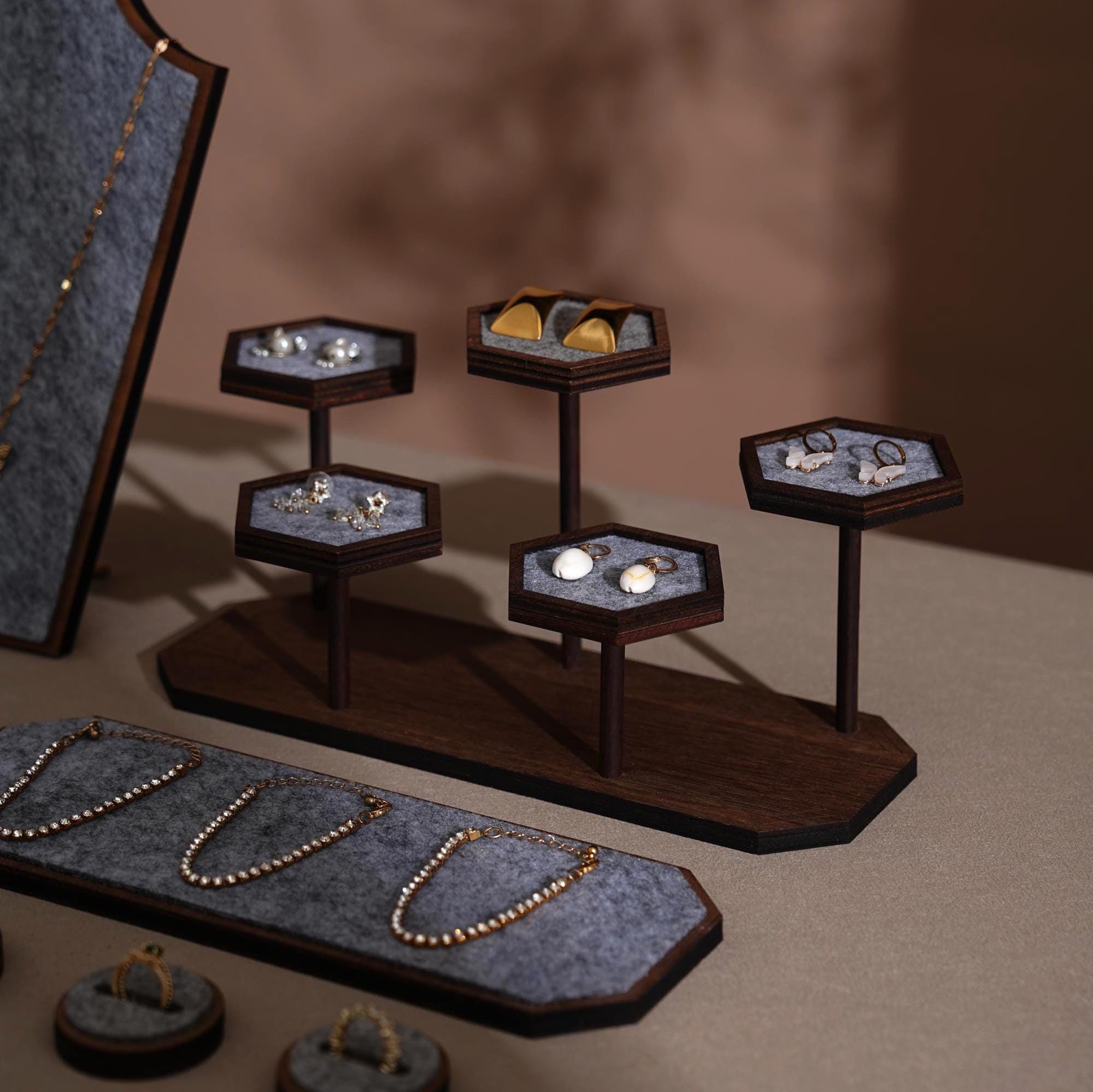 Gray Felt Jewelry Display Set – Walnut Veneer Base for Rings and Bracelets