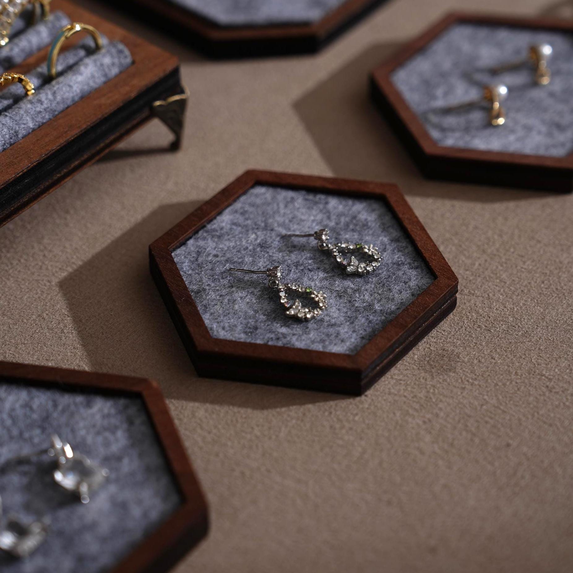 Gray Felt Jewelry Display Set – Walnut Veneer Base for Rings and Bracelets