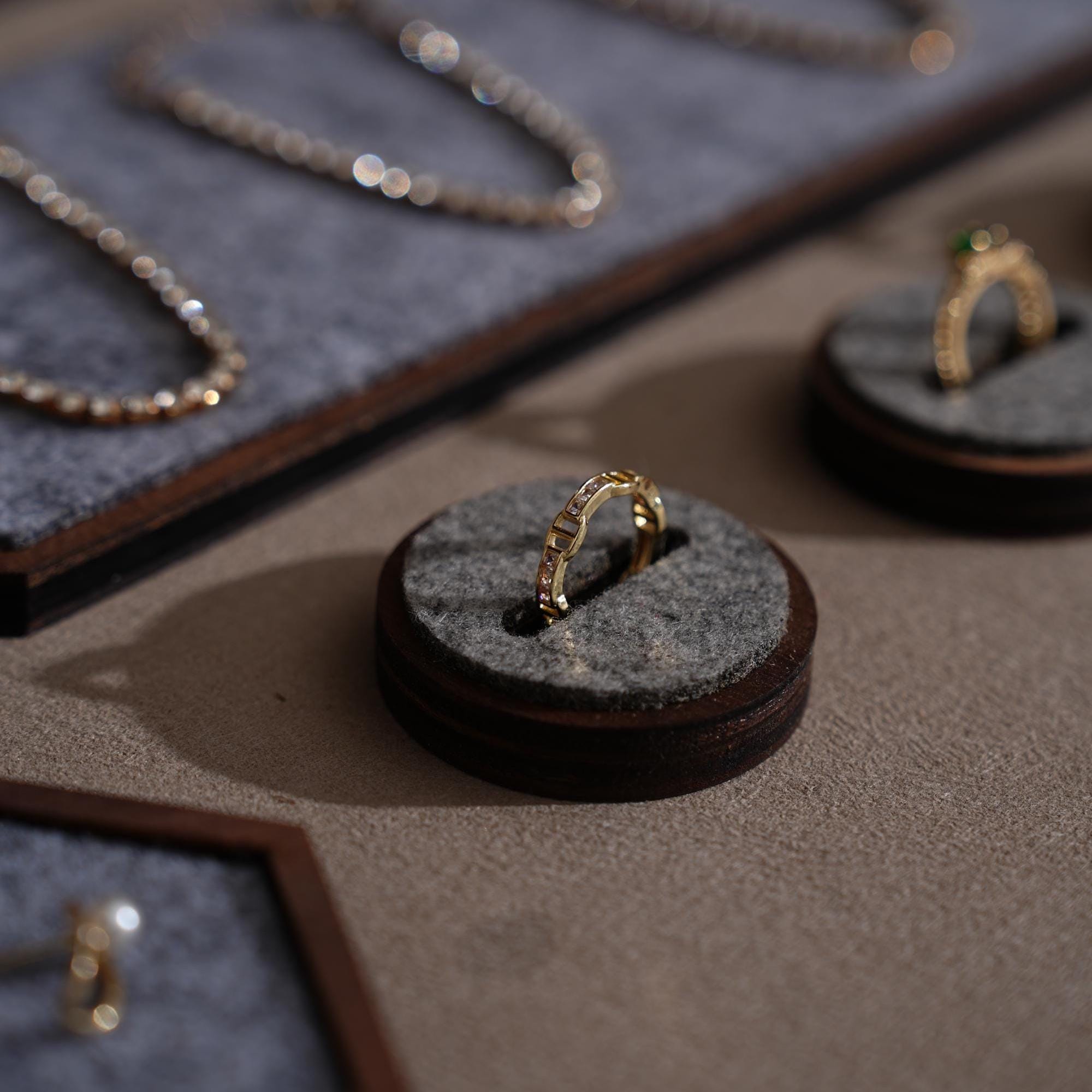 Gray Felt Jewelry Display Set – Walnut Veneer Base for Rings and Bracelets