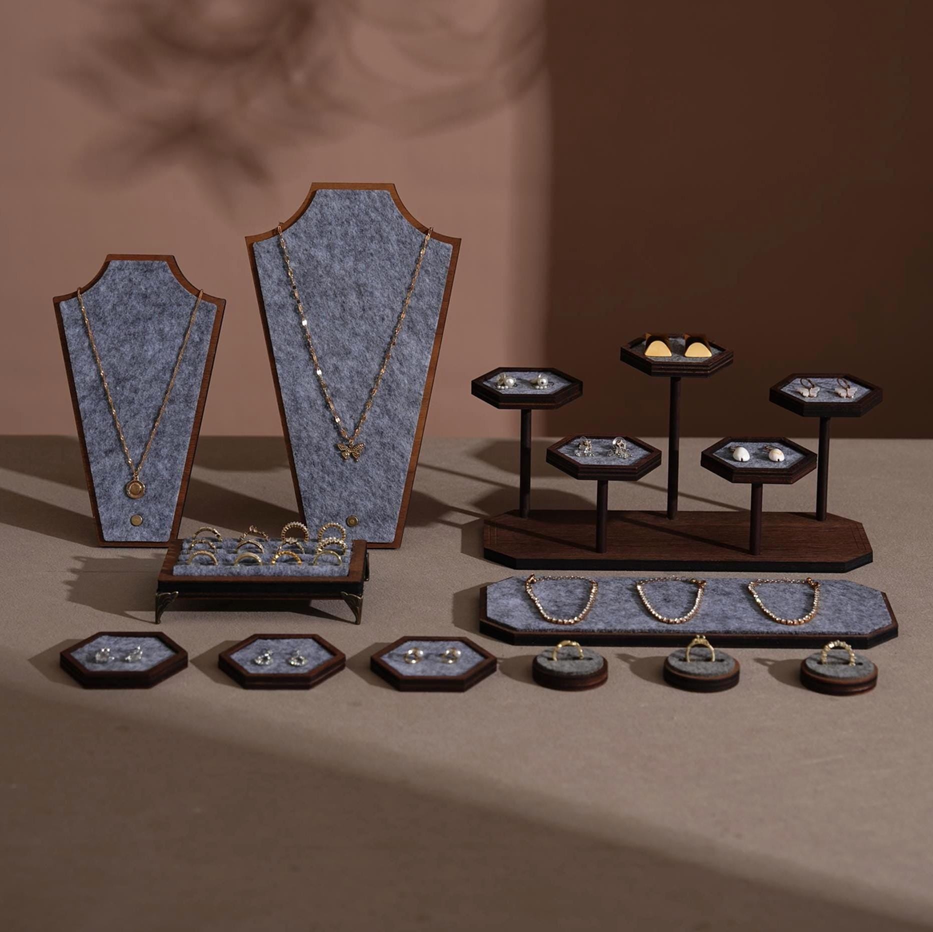 Gray Felt Jewelry Display Set – Walnut Veneer Base for Rings and Bracelets