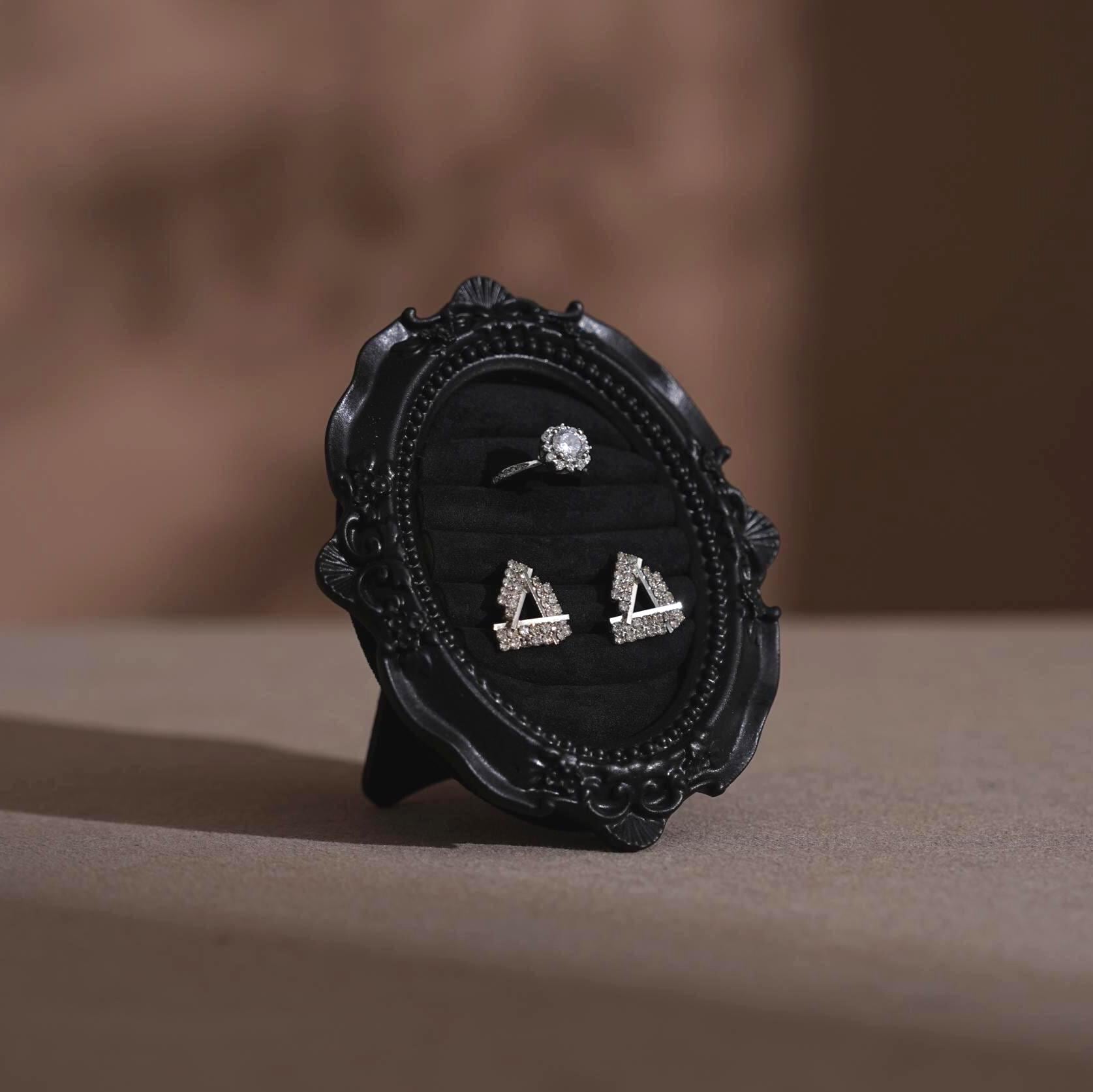 Rococo-Style Black Ring Stand