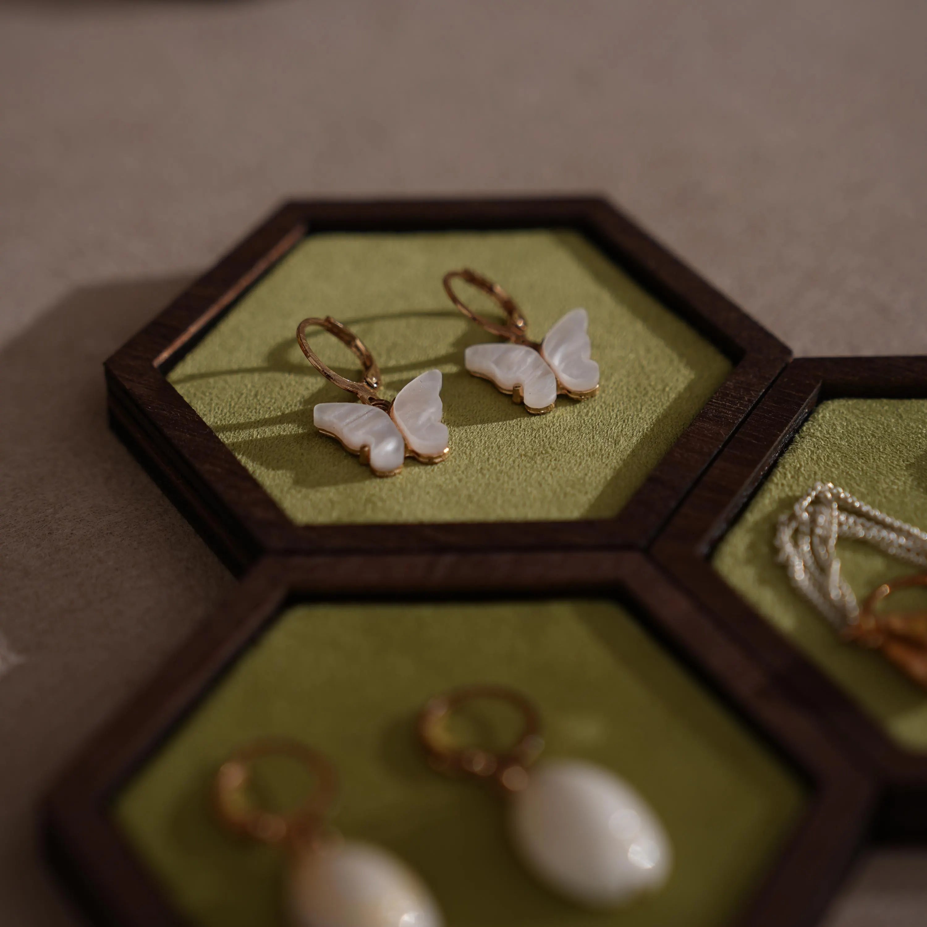 Handcrafted Walnut Veneer Jewelry Display Set | 7 Pieces | 14 Colors